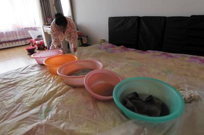 荆州楼上漏水，住户失联，小区没物管，业主维权难！律师来支招……